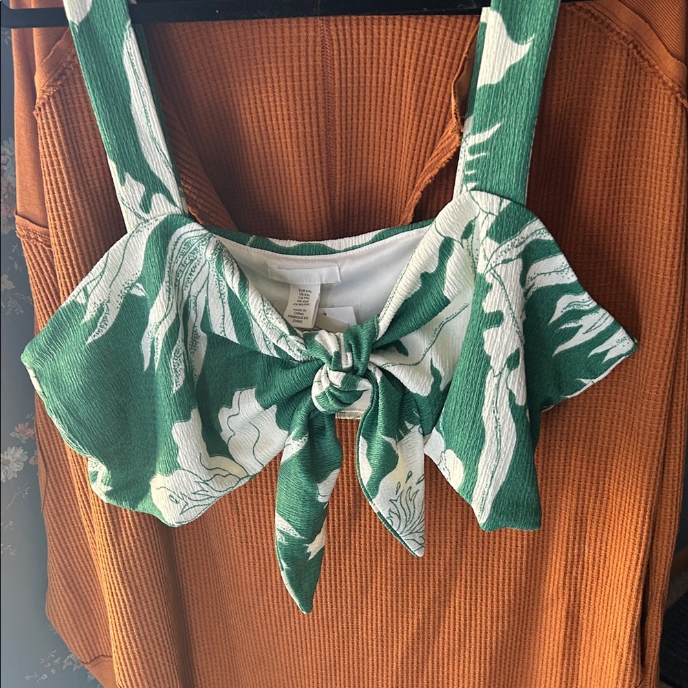 Kelly green and off white swim top / xxl / nwt/ tie front / straps and wide band